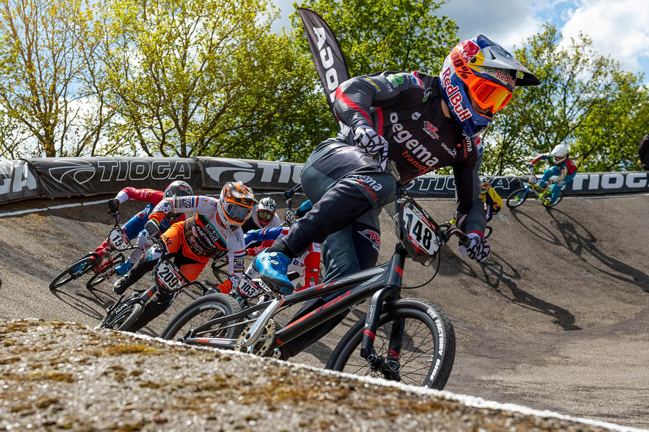 Twan van Gendt in actie tijdens de UCI BMX Supercross World Cup in Papendal, Arnhem, Nederland op 12 mei 2019.